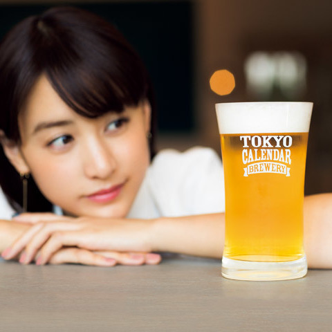 東京カレンダー ビール特集号記念で 東カレ 別注クリスタル ビアグラスを作っちゃいました 山本美月さんも眼差しを向けるオリジナル ビアグラスを50名様にプレゼントします 応 Ciao Nihon