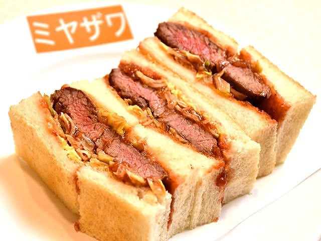 東京カレンダー 銀座 みやざわ の 牛ヒレステーキサンド 半レアの牛ヒレは柔らかくジューシーで 甘口のタレがパンとの相性を高めてくれている 東京カレンダー 東カレ Ciao Nihon