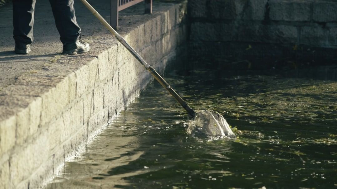 Muji無印良品 気持ちいいのはなぜだろう 池に浮かぶ藻をすくい取る 岸辺から届かない場合は 船で巡回する 世界中で採集した掃除という営みから無印良品は暮らしについ Ciao Nihon