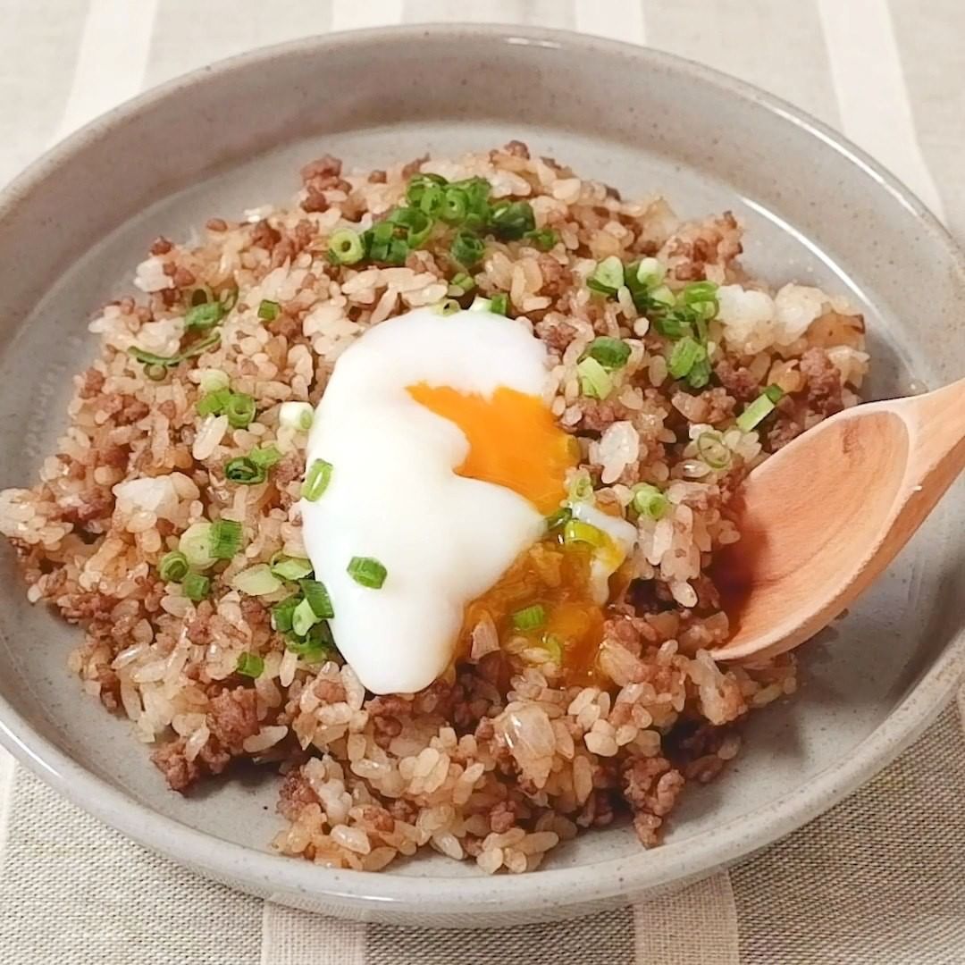 Kurashiru 牛ひき肉の簡単油めし 牛ひき肉とご飯を炒めるだけでお作りいただける とっても簡単な炒めご飯のご紹介です 時間のない日の お昼ご飯にもぴったりの一品ですよ Ciao Nihon