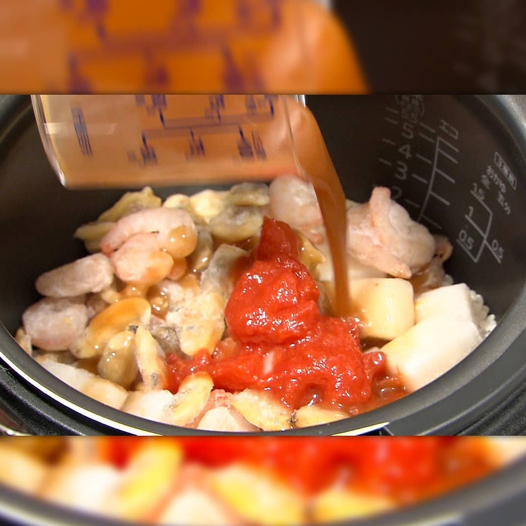 Kajiyarou パエリア風炊き込みご飯 炊飯器に米 2合 冷凍シーフードミックス 250g トマト缶 50g 南蛮えびスープ 60ml を入れる 水を2合の目盛 Ciao Nihon